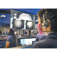 NASA職員檢視堅毅號傳來的照片。