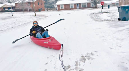 史密斯在雪地划獨木舟。