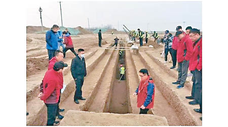 當局早前在咸陽國際機場三期擴建工程，發現巨大古墓群。