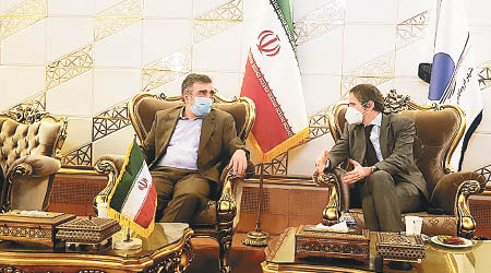 國際原子能機構總幹事格羅西（左）與伊朗原子能組織發言人（右）會面。（美聯社圖片）