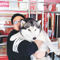 翁拉烏‧龍瓦旺與愛犬感情非常好。