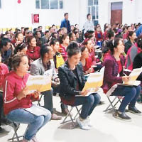 中方否認新疆再教育營存在性侵情況。