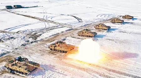 新疆軍區的解放軍坦克進行實彈射擊訓練。