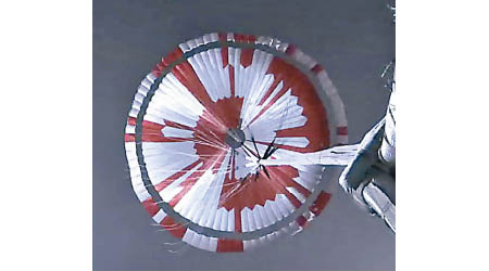 探測器降落火星時打開降落傘減速。（美聯社圖片）