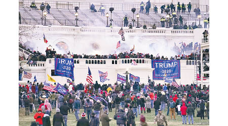 示威者衝入國會。（美聯社圖片）