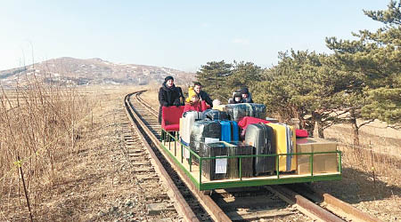 火車軌手推車上載着大量行李。