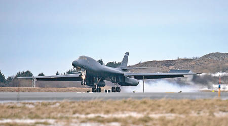 B1B超音速轟炸機從歐蘭空軍基地出發。
