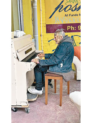 利德貝特的琴技受到店主欣賞，每逢周末准在店演奏。