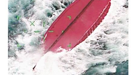 中國船隻在石垣島外海翻沉。