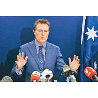 澳洲司法部長波特否認強姦女同學。