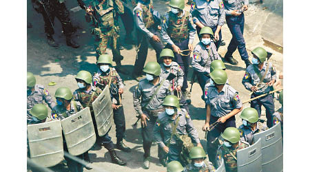 緬甸軍士兵手持彈弓及盾牌驅趕示威者。