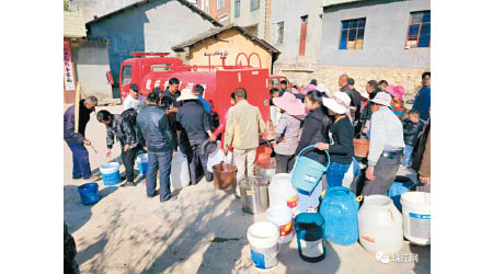 曲靖市有村民排隊取生活用水。