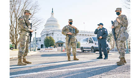 國民警衞軍在國會外駐守。（美聯社圖片）