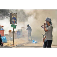 緬軍繼續用催淚彈驅散示威者。