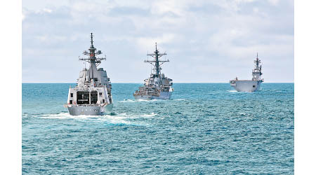 美日艦艇在菲律賓海演習。