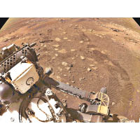 堅毅號首次在火星表面移動，留下明顯的輪胎痕。（美聯社圖片）