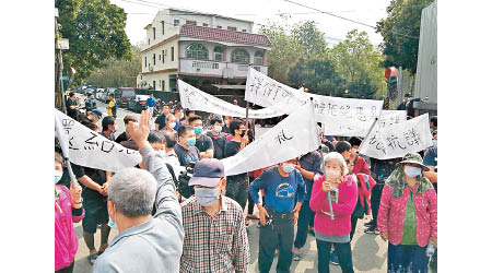 村民在化肥廠門前示威。