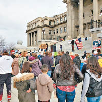 民眾聚集議會大廈前，反對強制戴口罩。