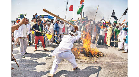 示威者焚燒代表印度總理莫迪的人偶。