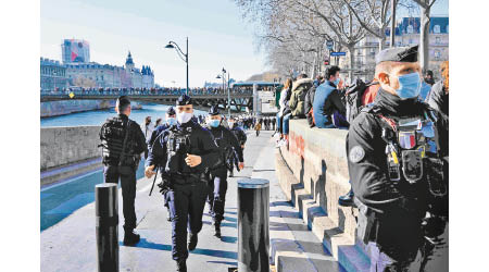 歐洲疫情仍嚴峻，法國警方疏散聚集人群。（中新社圖片）