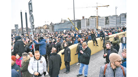 示威者在斯德哥爾摩聚集。（美聯社圖片）