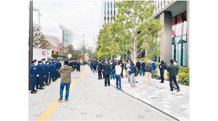 市民團體在日本奧委會的辦公大樓外示威。