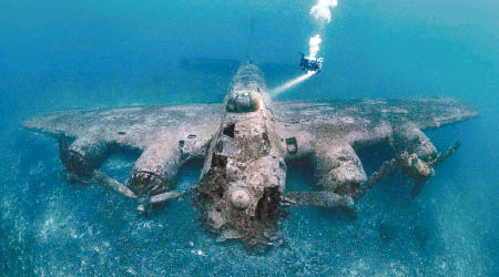沉在海底77年的轟炸機殘骸的基本結構保存完整。