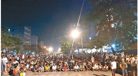 仰光三橋區市民示威，抗議軍警圍捕示威者。