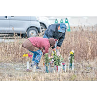 2021：福島縣民眾在大地震紀念日前夕，向死者獻花。