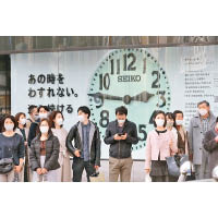 東京街頭出現紀念311大地震的海報。（美聯社圖片）
