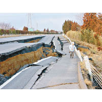 茨城縣有道路在311大地震後裂開。