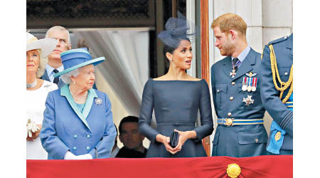 英女王（左）回應梅根（中）專訪，圖為她與哈利（右）2018年在白金漢宮觀禮情況。