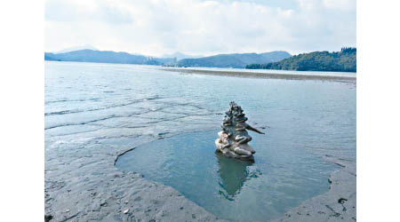 日月潭水庫蓄水率下跌。圖為知名的「九蛙疊像」。