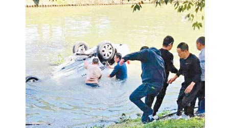 訓練車墮入河中。
