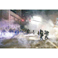 波特蘭警員曾發射催淚彈驅散示威者。