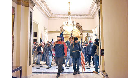 大批示威者當日闖入國會。