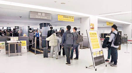 日本成田機場檢測入境者體溫。