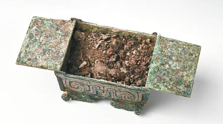山西運城市垣曲縣北白鵝墓地出土微型銅盒。