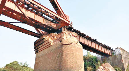 鐵路橋橋墩被炸損毀。