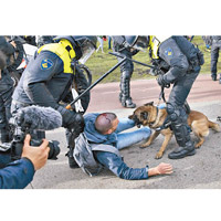 警員腳踢示威者。（美聯社圖片）