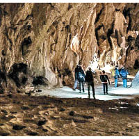 團隊巡視洞穴，以策安全。