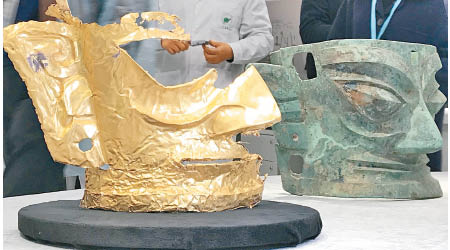 出土文物包括黃金面具殘片（左）。