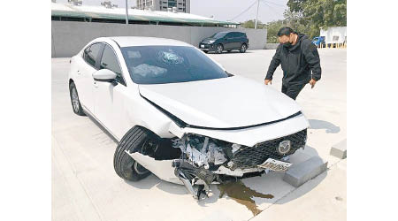 私家車車頭撞毀。