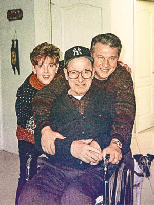 （左起）巴托雷蒂、父親與鮑勃合影。