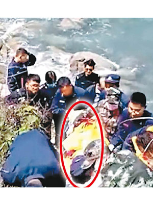 搜救人員合力救起該男大學生（紅圈示）。
