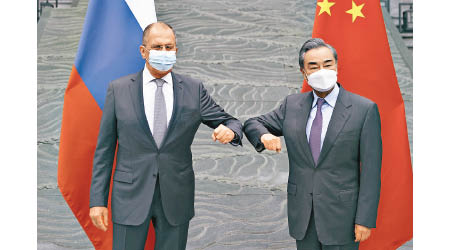 拉夫羅夫（左）昨日抵達廣西桂林，與王毅（右）會晤。