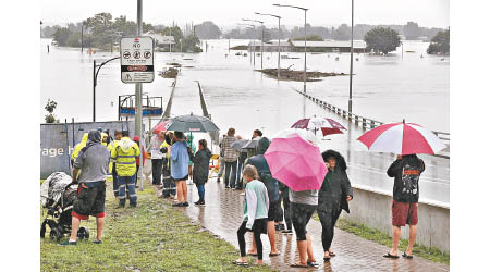 洪水淹沒悉尼西北部分道路。