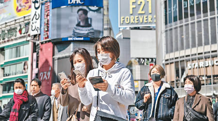 東京市民外出戴口罩。