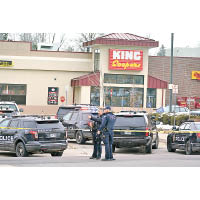 警員在涉事超市進行調查。（美聯社圖片）