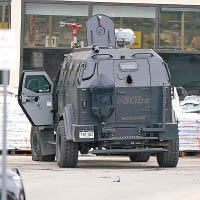 警方裝甲車抵達現場。（美聯社圖片）